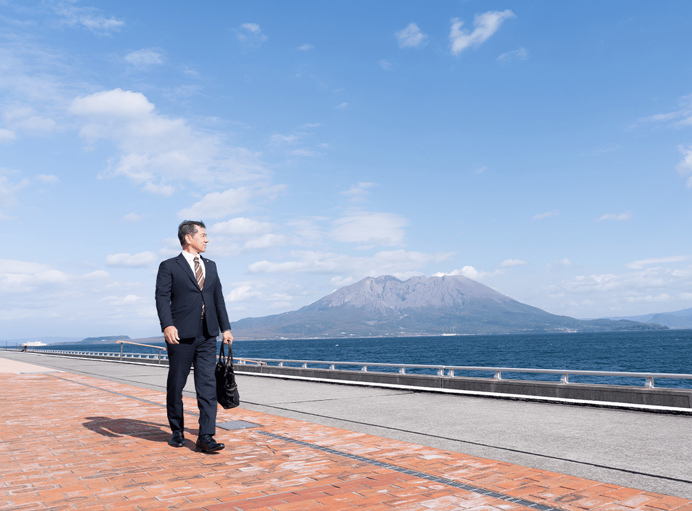 海沿いを歩く代表