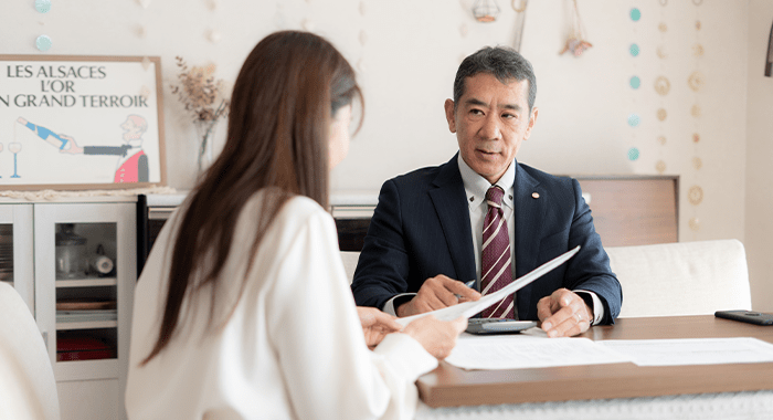 書類を見て話す人たち