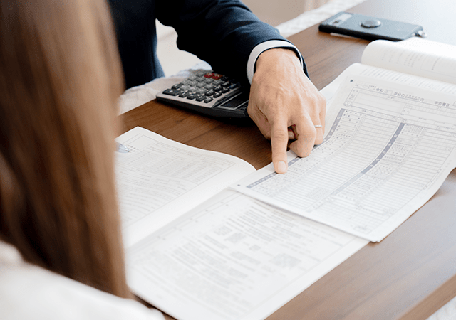 書類に指さしている様子