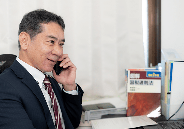 電話をしている代表