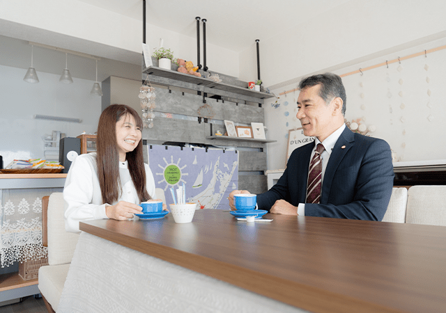 テーブルを囲って話す人たち